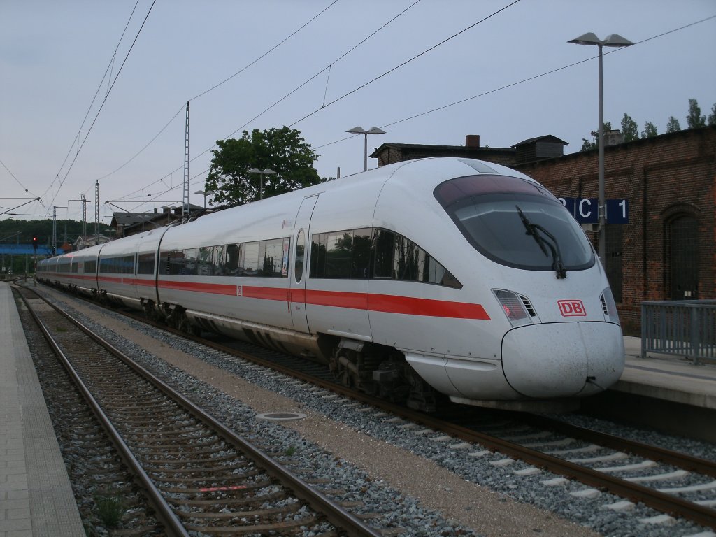 Jeden Freitag gegen 20:38 Uhr wird der ICE 1208 aus M�nchen Bergen/R�gen erreichen und nach zwei Minuten weiter nach Binz fahren.Am 17.Juni 2011 war es der ICE 411 082/582.