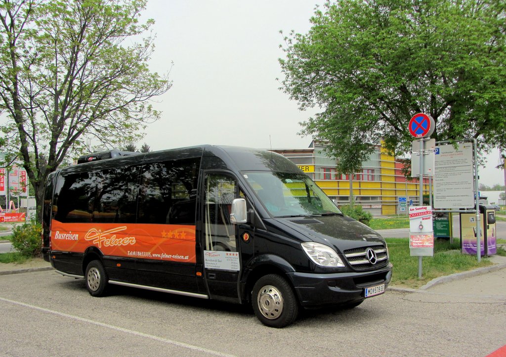 Kleinbus MERCEDES BENZ Sprinter von FELNER Busreisen aus �sterreich am 29.4.2013 in Krems an der Donau.