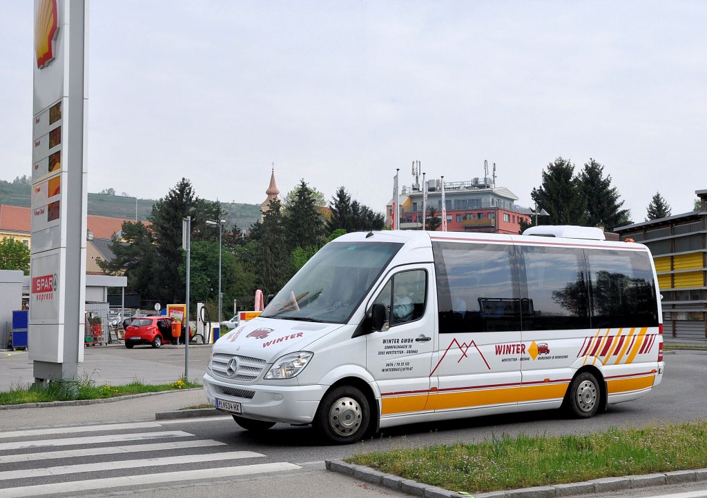 Kleinbus MERCEDES BENZ Sprinter von WINTER Reisen aus Nieder�sterreich am 28.4.2013 in Krems unterwegs.