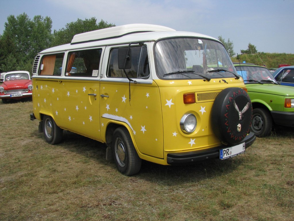 Kleinbus VW T 2 aus dem Landkreis Prignitz (PR) beim 12. Perleberger Oldtimer- und Milit�rfahrzeugtreffen, Flugplatz Perleberg [10.07.2010]
