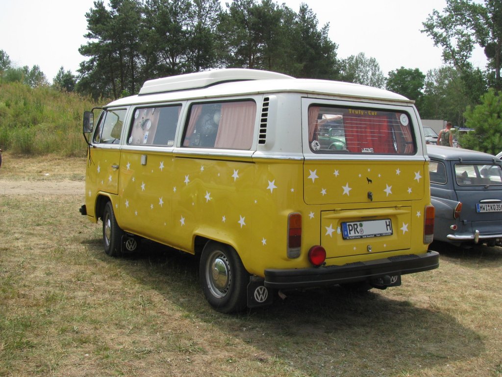 Kleinbus VW T 2 aus dem Landkreis Prignitz (PR) beim 12. Perleberger Oldtimer- und Milit�rfahrzeugtreffen, Flugplatz Perleberg [10.07.2010] 