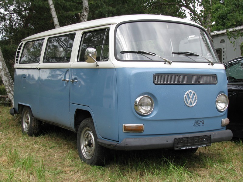 Kleinbus VW T 2 fotografiert beim 11. Perleberger Oldtimer- und Milit�rfahrzeugtreffen, Flugplatz Perleberg [12.07.2009]
