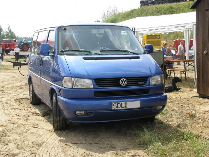 Kleinbus VW T 4 TDI aus dem Landkreis Stendal (SDL) fotografiert beim 11. Perleberger Oldtimer- und Milit�rfahrzeugtreffen, Flugplatz Perleberg [12.07.2009]
