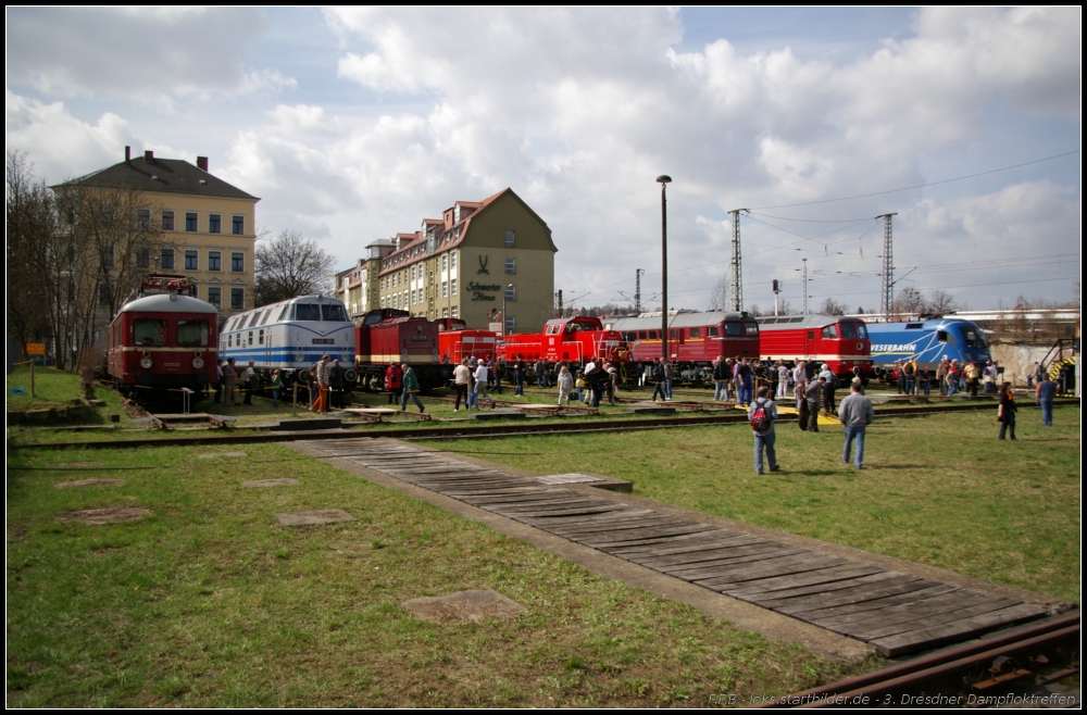 Kleine Parade von Bestands- und Gastloks: von links nach rechts ORT 188 202, 240 001, 112 331, UEG 345 128, DB 261 020, 120 338, 130 002 und MWB 1116 911 (gesehen beim 3. Dresdner Dampfloktreffen Dresden Altstadt 02.04.2011)