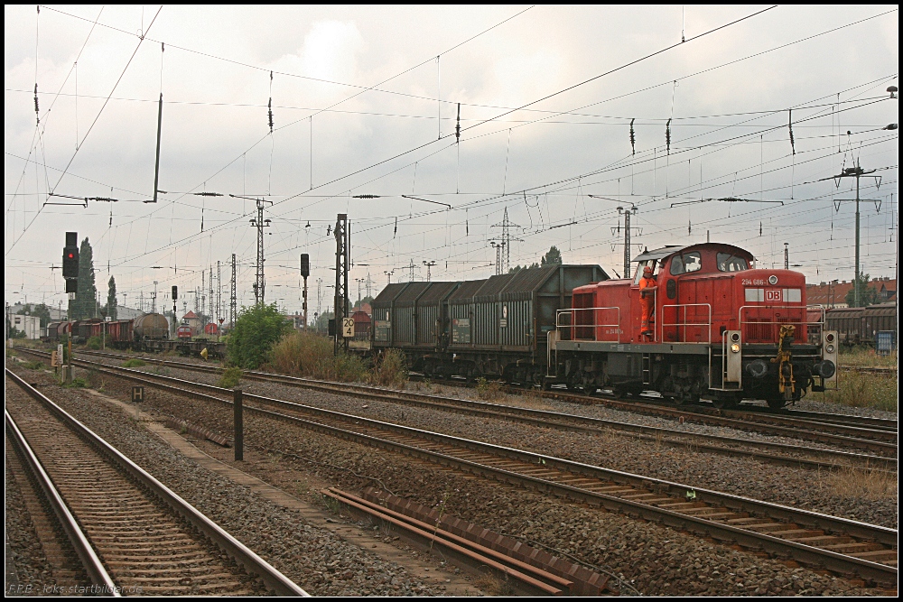 Kr�ftig zu k�mpfen hatte 294 696-1 mit dem gemischtem G�terzug (gesehen Magdeburg Eichenweiler 09.08.2010)