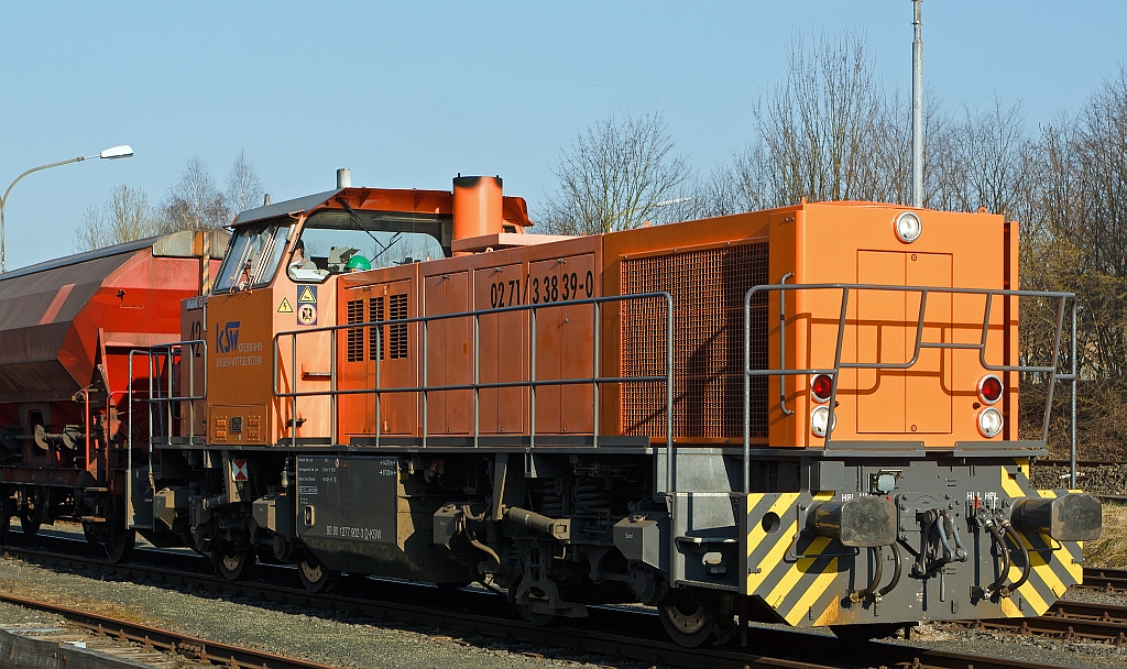 Kreisbahn Siegen-Wittgenstein  (KSW)  Lok 42, eine Vossloh G 1700 BB (F.-Nr. 1001108, Baujahr 2001) fhrt am 20.03.2012 in Herdorf.

Die Lok hat einen MTU Motor vom Typ 12V4000R20 mit 1500 kW Leistung bei 1800 1/min, die Hchstgeschwindigkeit betrgt 100 km/h, das Dienstgewicht 87,3 t.