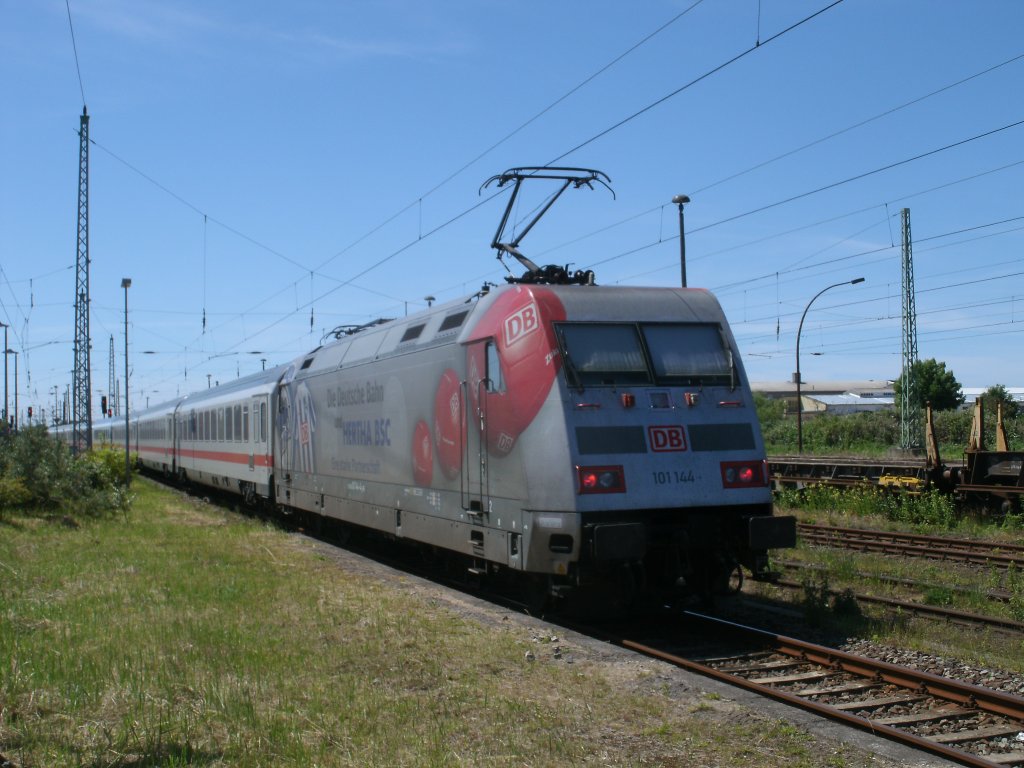 L�nger als sonst hatte 101 144,am 28.Juni 2011,mit dem IC 2287 Binz-Hamburg,Aufenthalt in Bergen/R�gen.