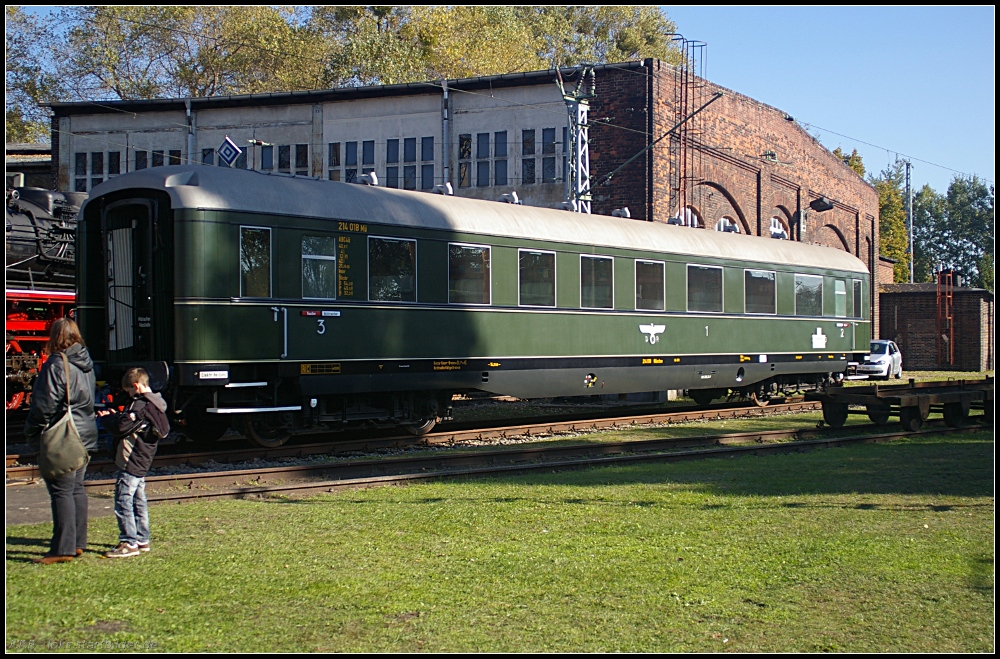 Liebevoll restauriert pr�sentiert sich 214 018 M�nchen auf dem Fest. Gebaut wurde der Wagen 1940 bei Westwaggon (UIC-Nummer 50 80 33-11 091, Gattung ABC4�-39, gesehen Bw-Fest Lutherstadt Wittenberg 10.10.2010)