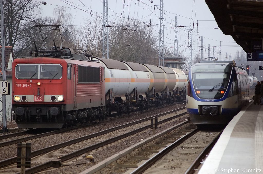 Links die 155 269-4 mit einem Kesselzug der bef�llt ist mit  Propen  und  Kohlenwasserstoffgas, Propan-Butan Gemische, verfl�ssigt  in Richtung Bernau unterwegs und links die VT 643.20 von der Niederbarnimer Eisenbahn als NE27 (NEB78914) nach Klosterfelde in Berlin-Karow. 17.02.2011