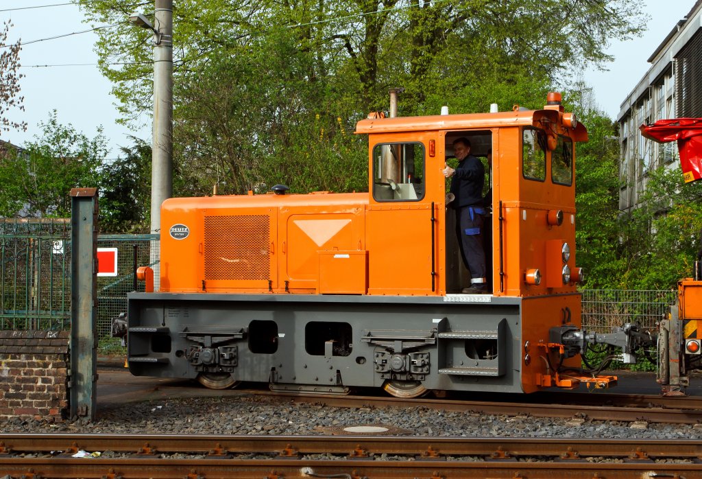
Lok 101 der SWB (Stadtwerke Bonn Verkehrs GmbH) mit Arbeitswagen am 11.04.2011 vor dem Betriebshof in Bonn-Beuel. Die Lok ist eine Deutz Typ A6M 517 R , Fabr.-Nr. 47164, Baujahr 1952, sie hat eine Leistung von 107 PS.
Einen freundlichen Gru zurck.
