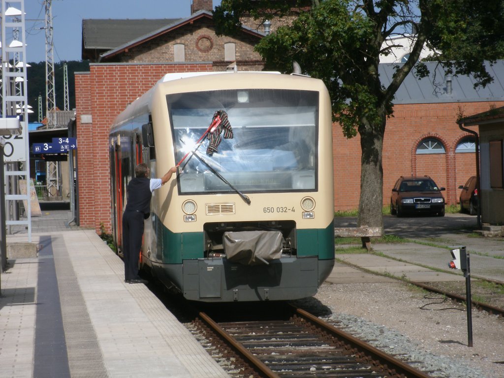 Lokf�hrer vom VT650 032 als Scheibenputzer am 13.August 2011 in Bergen/R�gen.