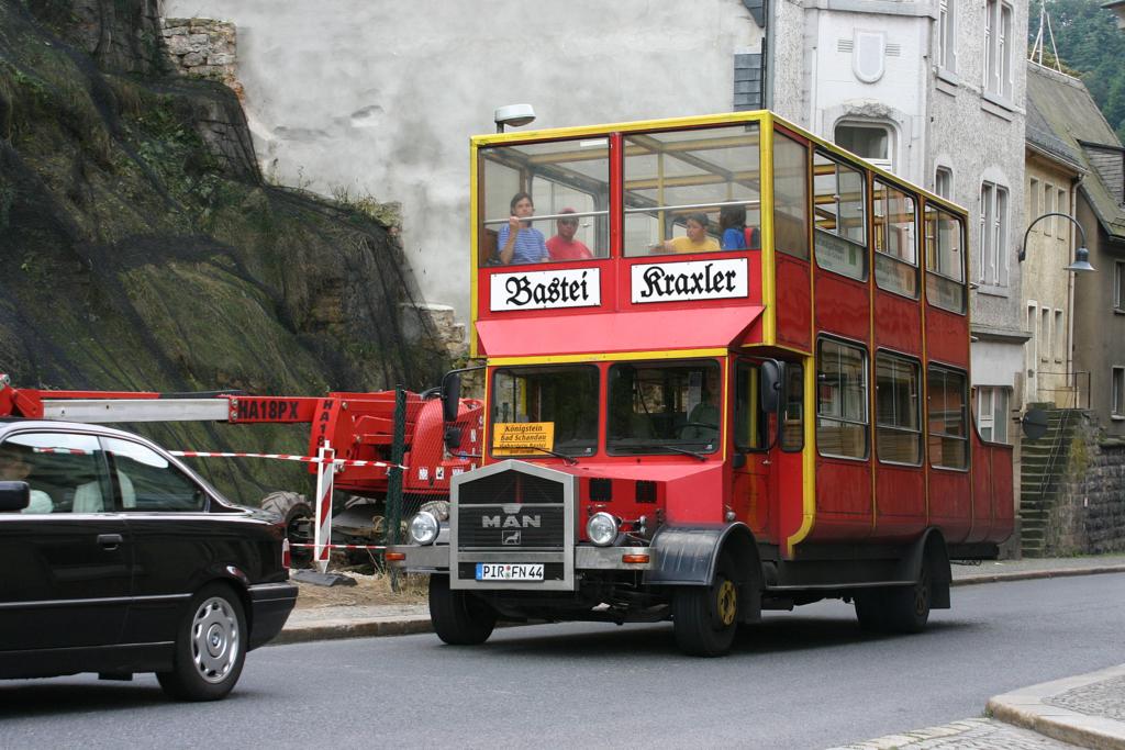 MAN Aussichtsbus f�r Rundfahrten und zum Transport hinauf zur Festung K�nigstein.
Aufgenommen am 26.08.2006 im Stadtgebiet K�nigstein.