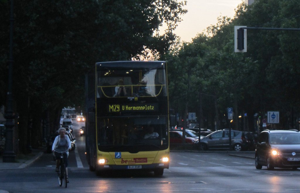 MAN Lion&acute;s City DD der BVG auf der Linie M 29 nach Hermannplatz in Berlin am Abend des 14.8.2013.