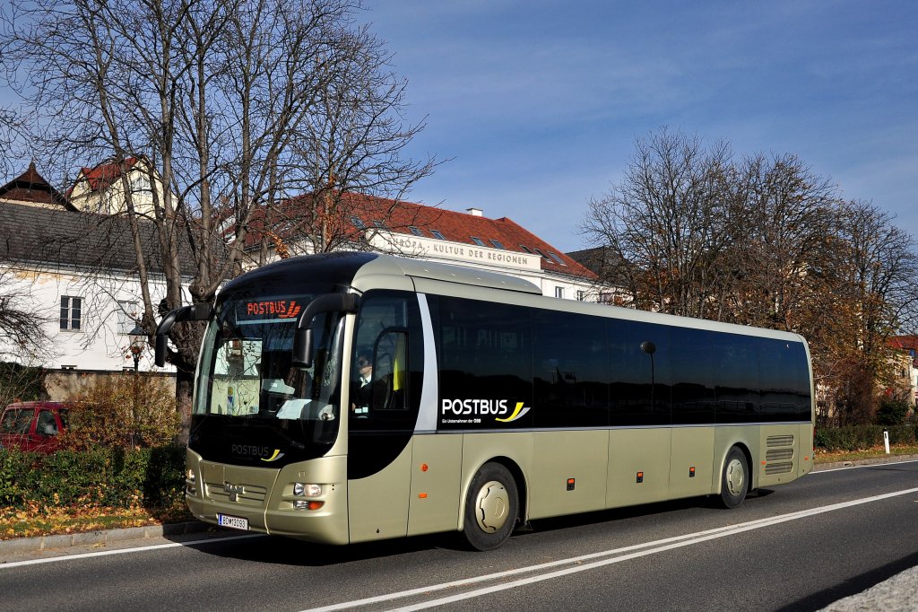MAN Postbus der �BB im Oktober 2012 in Krems/Stein unterwegs.