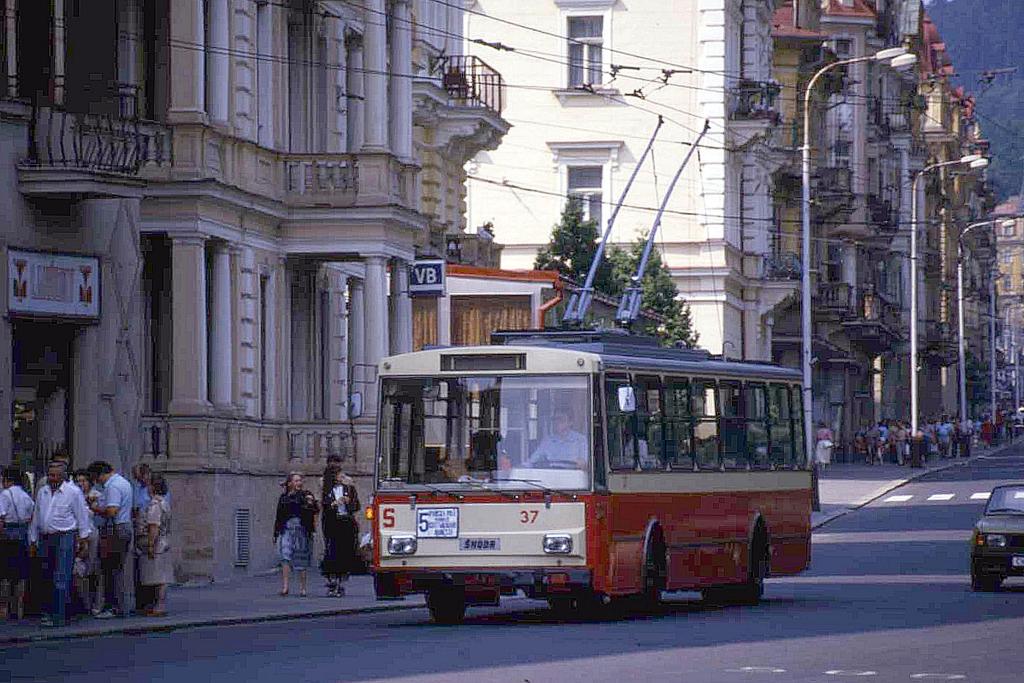 Marienbad in Tschechien
Am 19.6.1988 als ich diesen Skoda Trolleybus im der Stadtmitte von
Marianske Lazne fotografierte, hie� das Land aber noch Tschechoslowakei.
