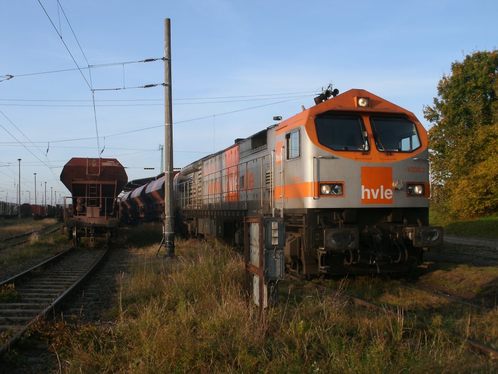 Mehre Kieswagen brachte der hvle-Tiger V330.2 am Morgen,vom 22.Oktober 2011,nach Bergen/R�gen auf die Ladestra�e zur Entladung.