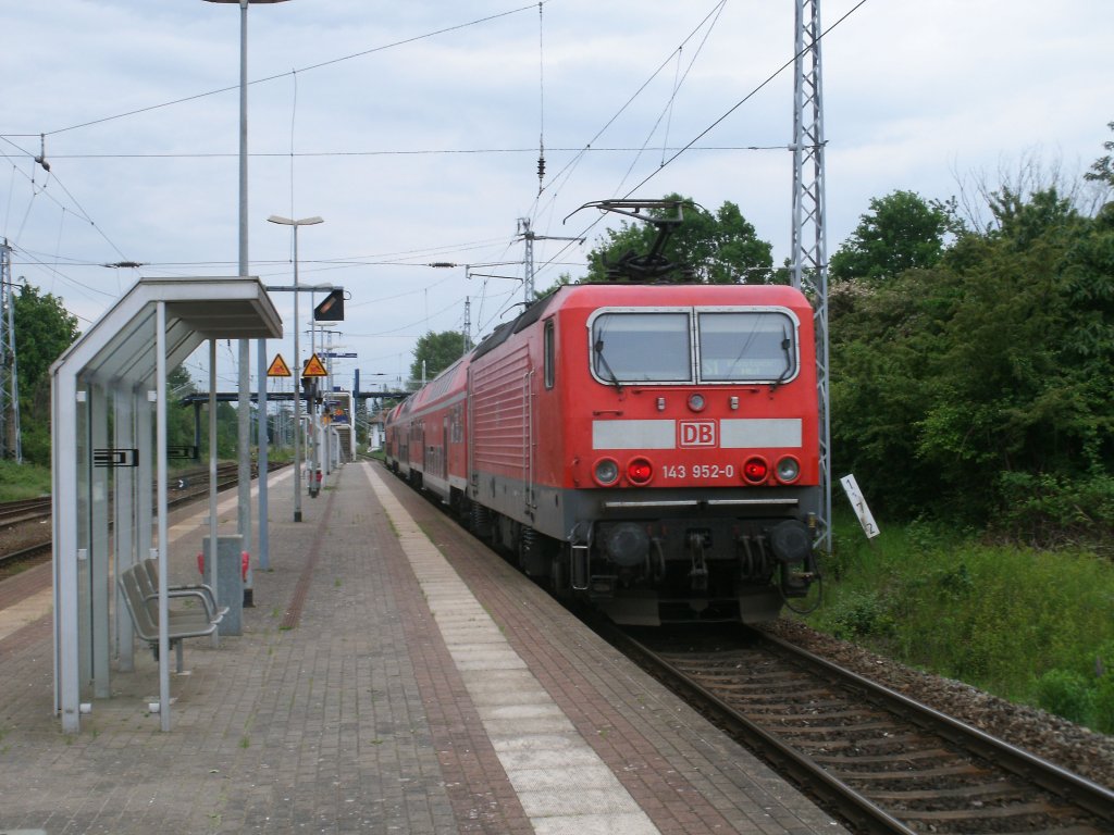 Menschenleerer Bahnsteig in Rostock Bramow,am 28.Mai 2011,als 143 952 die S1 von Warnem�nde zum Rostocker Hbf schob. 