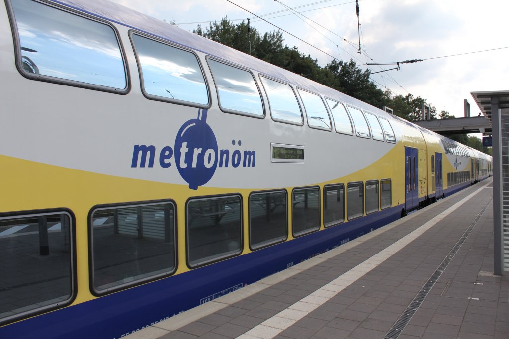 Metronom Nein Sondern Metron�m !!!!!! Anzutreffen Auf der Strech L�neburg-Hamubrg-Bremen
Das Metronom Logo ist nur von Einerseite zusehen !!
Er hat die Wagen nummer  55 80 26 75 017-1 Leuft in dem Park mit der 146 - 03.
Tostedt den 27.07.2011