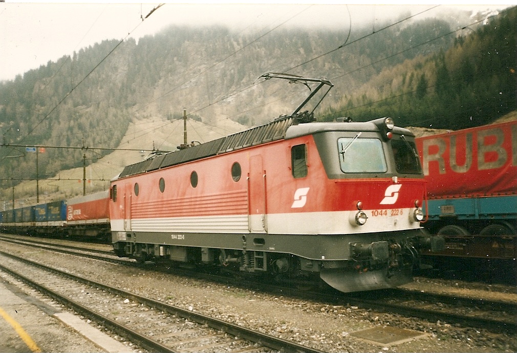 Mich Flachl�nder verschlug es auch schon �ber den Brenner nach Italien.Beim Zwischenstop am Brenner besuchte ich,am 04.Mai 1998,auch den dortigen Bahnhof und bekam die �BB 1044 222-6 vor die Linse.