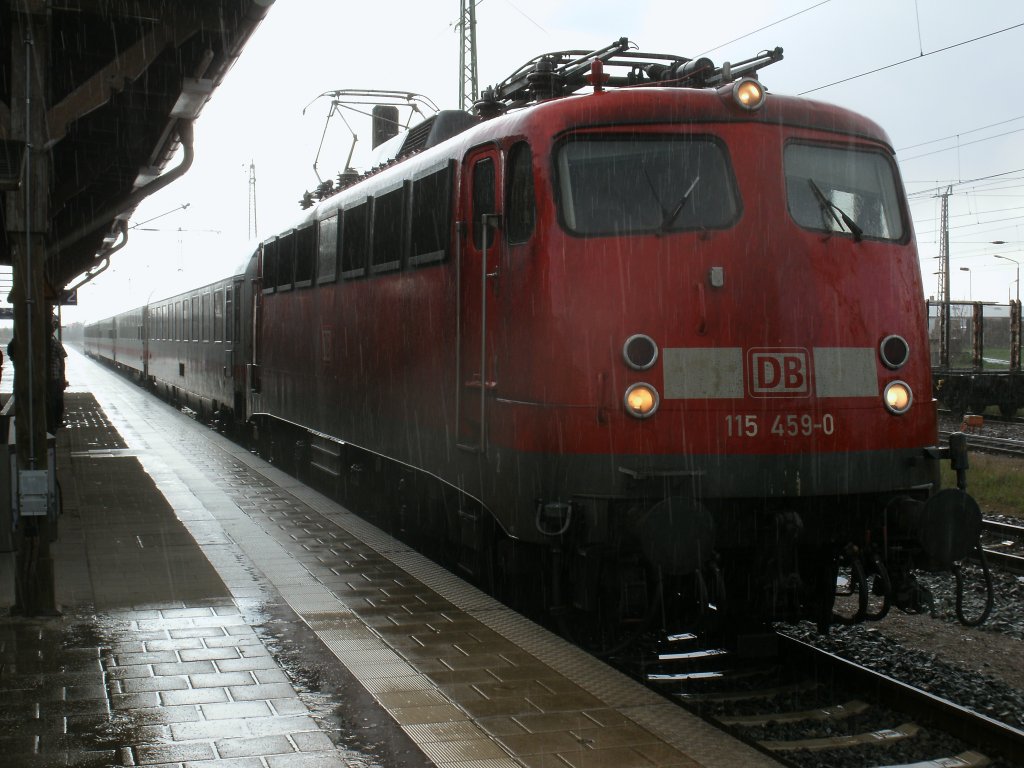 Mit +20 Minuten Versptung brachte 115 459-0,am 21.April 2012,den Uex 2424 Zssow-Binz,bei strmenden Regen nach Bergen/Rgen.