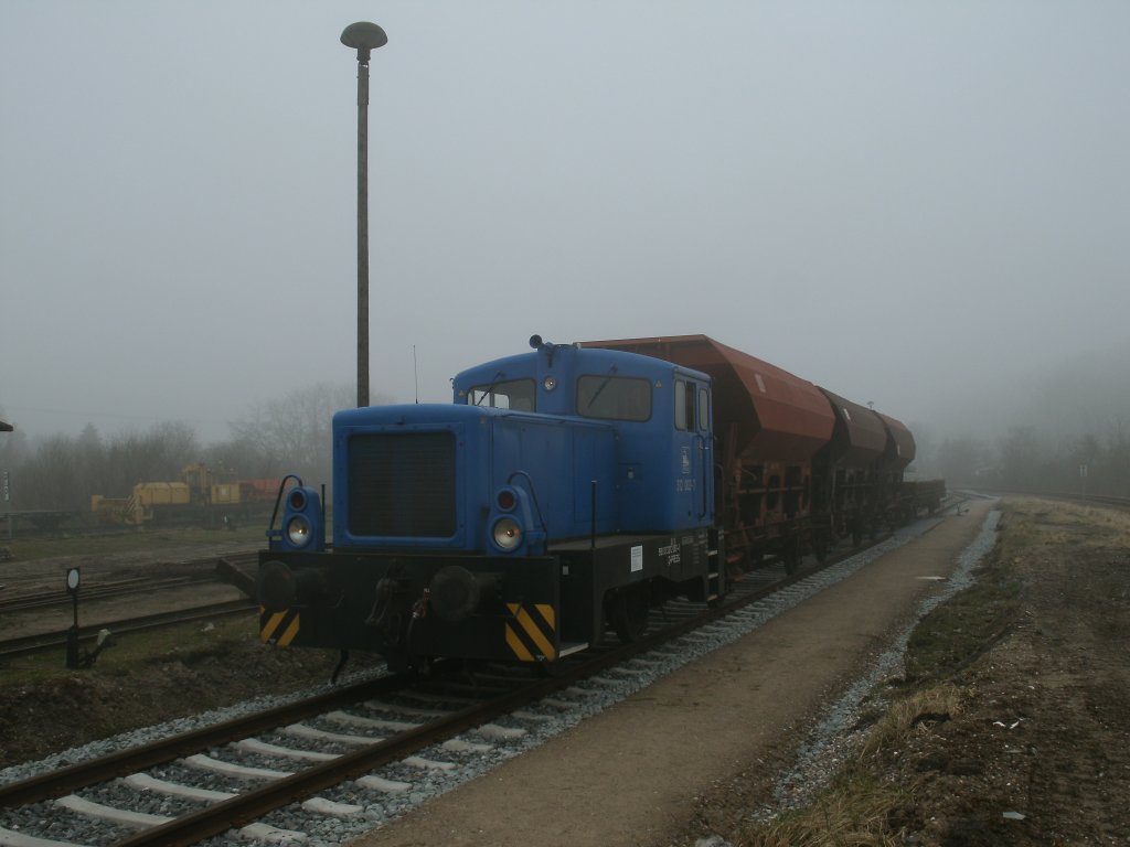 Mit drei Schotterwagen und einem Niederbordwagen stand die PRESS 312 002-7 auf dem Tankgleis,am 17.M�rz 2012,in Putbus.