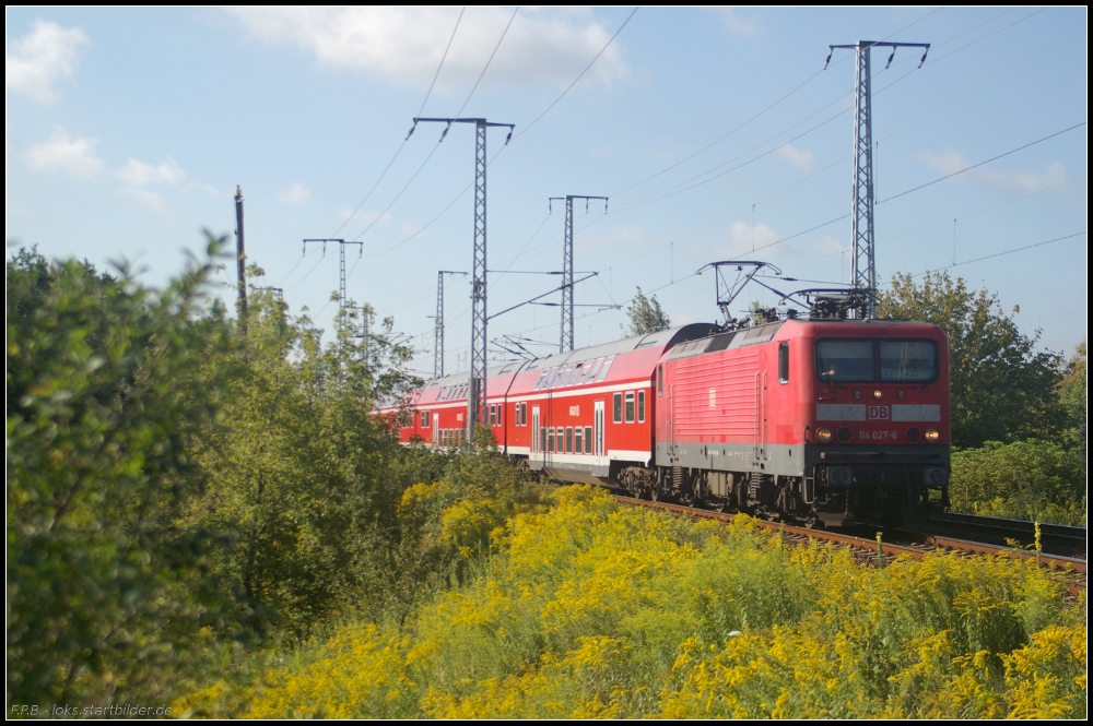 Mit einem Ersatzzug ist DB Regio 114 027-6 am 20.08.2011 in der Berliner Wuhlheide unterwegs