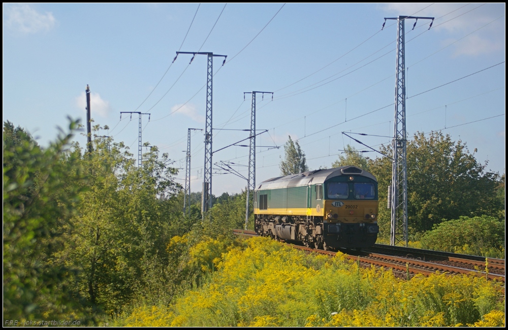 Mit ihrer grün-gelben Lackierung passt sich ITL 29002 / 266 006 der Umgebung. Hier ist die Lok am 20.08.2011 solo in der Berliner Wuhlheide unterwegs