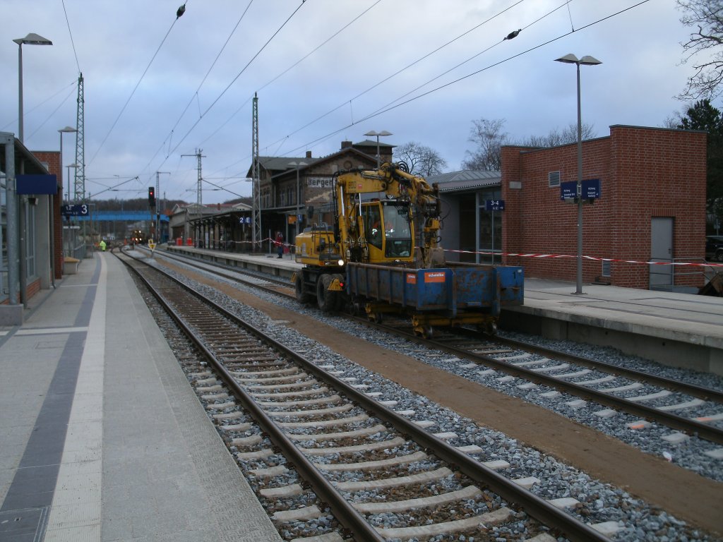 Mit Vmax 25 km/h rauschte dieser Zweiwegebagger am 09.Februar 2011 �ber Gleis 2 in Bergen/R�gen.