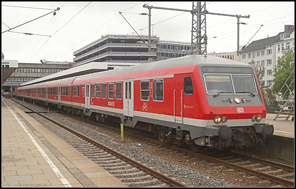 Mit Wittenberger-Steuerwagen vom Typ Bnrbdzf 483.2 voraus geht es am 27.08.2011 von Hamburg-Altona nach Itzehoe (D-DB 50 80 80-34 308-2 Bnrbdzf 483.2)