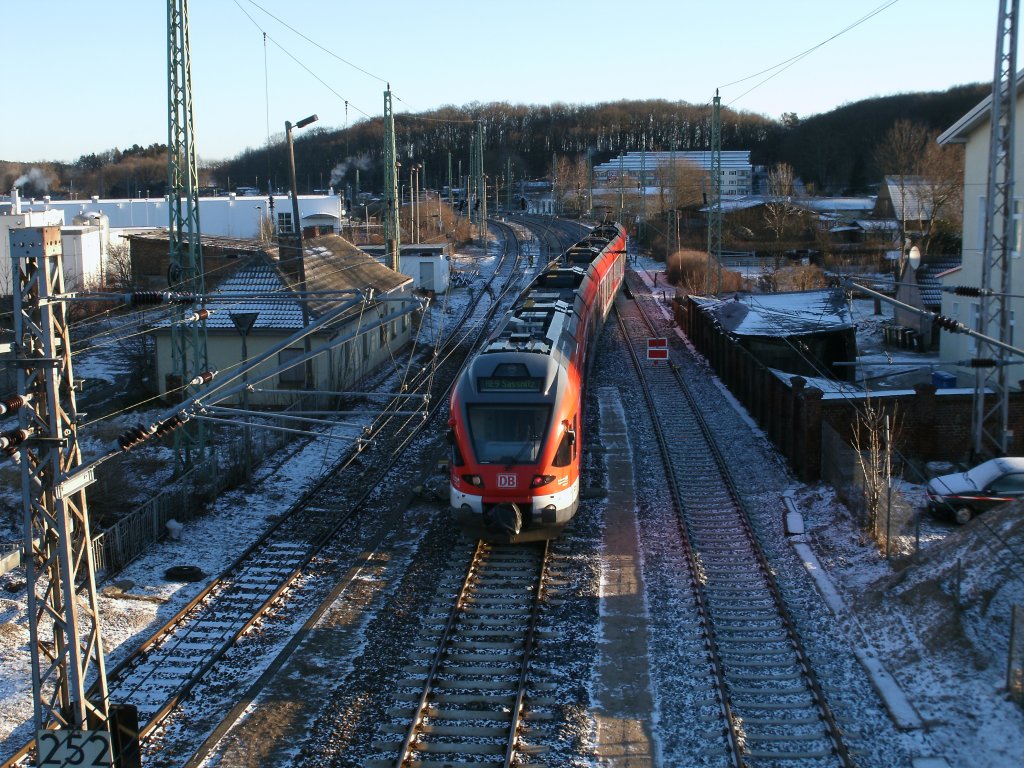 Morgentliche Ausfahrt von 429 028 als RE Rostock-Sassnitz aus Bergen/R�gen am 12.Februar 2011.