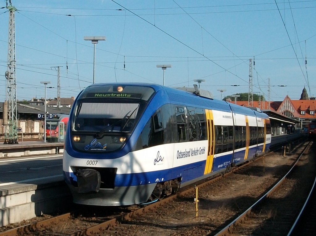 Morgentliche Ausfahrt vom OLA-Triebwagen 0007 als Dieser am 31.Juli 2010 Stralsund nach Neustrelitz verlie�.