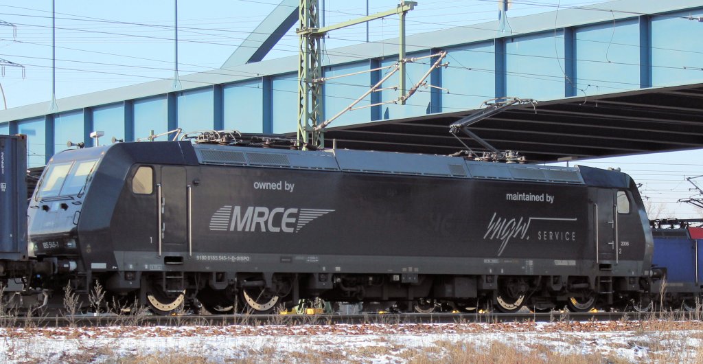 MRCE - BR 185 545-1 schleicht durch den Rbf Alte Süderelbe und bringt ihren Containerzug direkt in den HH - Hafen. Datum 06.02.2012