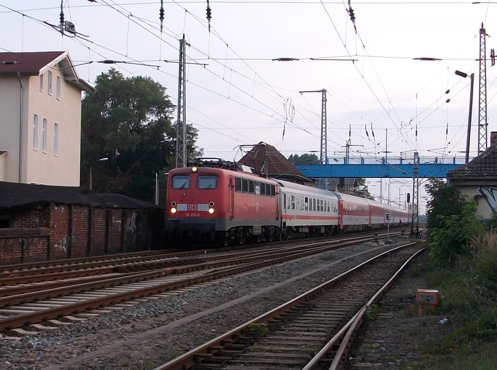 Nach 115 346,115 350 und 115 509 nun die n�chste 115 vor dem EC 378/379.Am 11.September 2010 bespannte 115 261 den EC 378 Wien-Binz bei der Ausfahrt aus Bergen/R�gen.