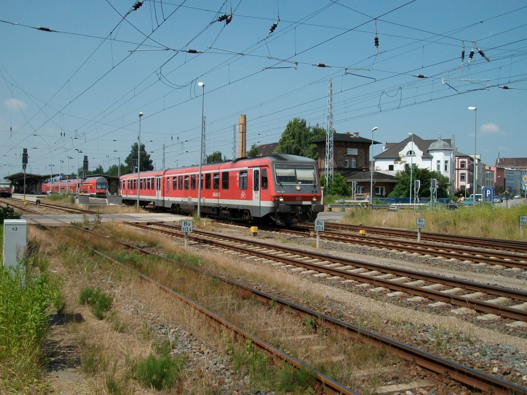Nach der Ausfahrt aus den Bahnhof G�strow �berquerte 628 641 am 03.Juli 2010 den Bahn�bergang Schwaaner Stra�e.