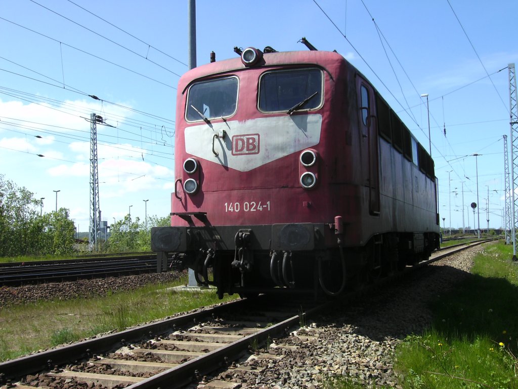 Nach Dienstschlu� am 26.Mai 2010 den selten gewordenen Gast 140 024 in Mukran fotografiert.