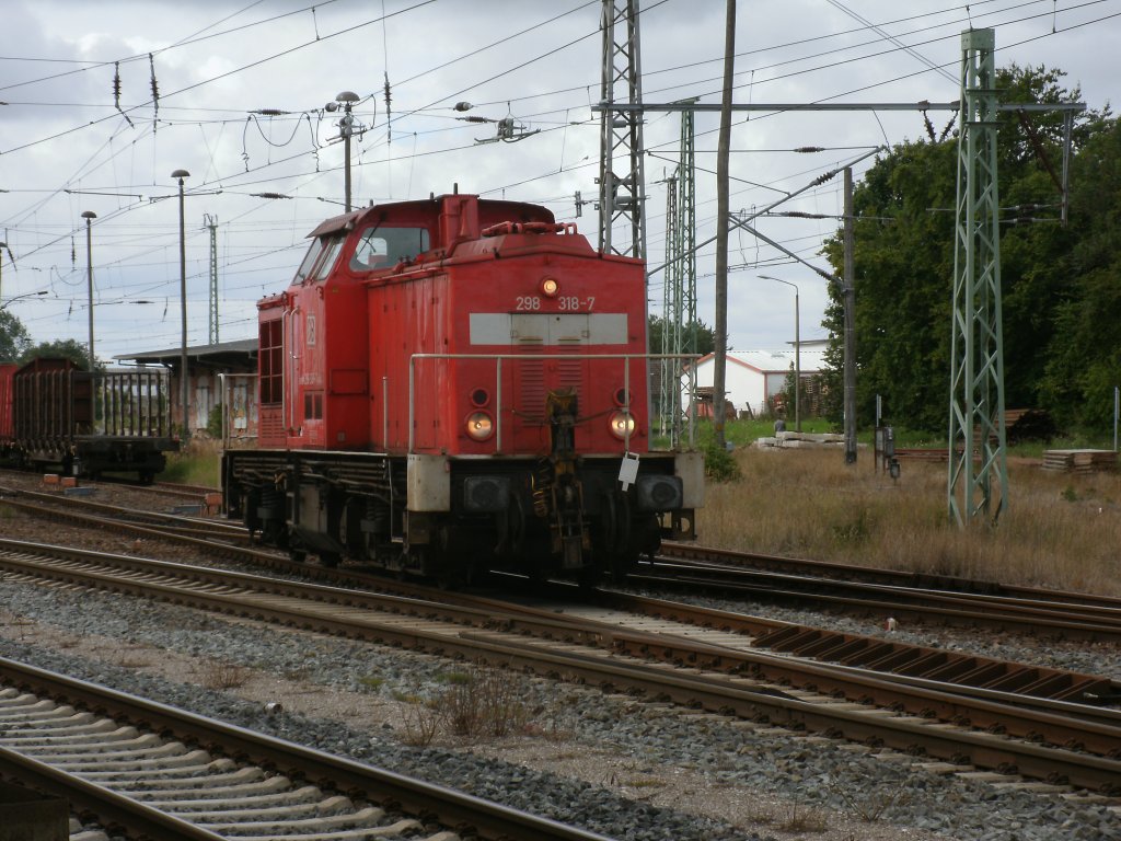 Nachdem Abstellen von vier G�terwagen,am 09.August 2012,in Bergen/R�gen fuhr 298 318-7 weiter nach Mukran.