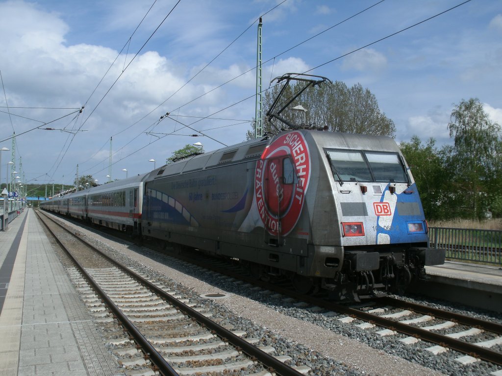 Nachdem mich Stefan informiert hatte das wieder die 101 060-2 nach R�gen kommt,bin ich,am 11.Mai 2012,zum Bahnhof und habe den IC 2212 Koblenz-Binz beim Halt in Bergen/R�gen fotografiert.