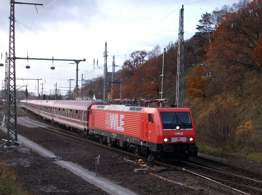 Nachdem der RE aus Binz am 05.November 2010 in Lietzow eingefahren war,ging es f�r WLE-81 weiter nach Binz.Die Reisenden waren schon ungedultig,trotzdem waren Einige gut bei Laune,was man dann bei der Vorbeifahrt gesehen hat.