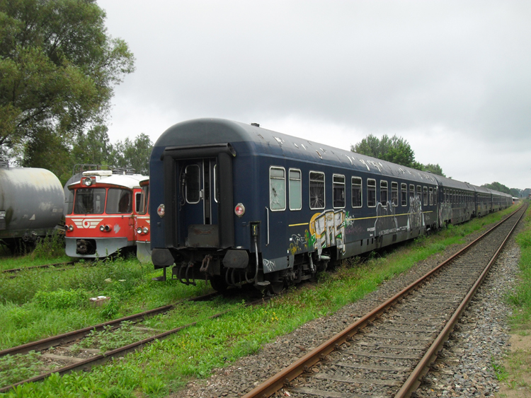 Nachtzug abgestellt im Bahnhof Meyenburg links stehen 2 
dnische ML Triebwagen.(15.08.10)