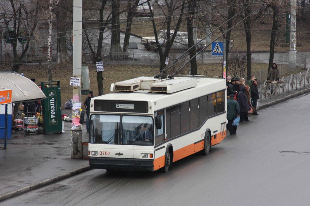Nahe des Hauptbahnhof in Kiew, da wo das gro�e Dampflokdenkmal steht, f�hrt darunter eine Trolleybuslinie entlang. Von oben konnte ich diesen O-Bus 
23.2.2008 ablichten.