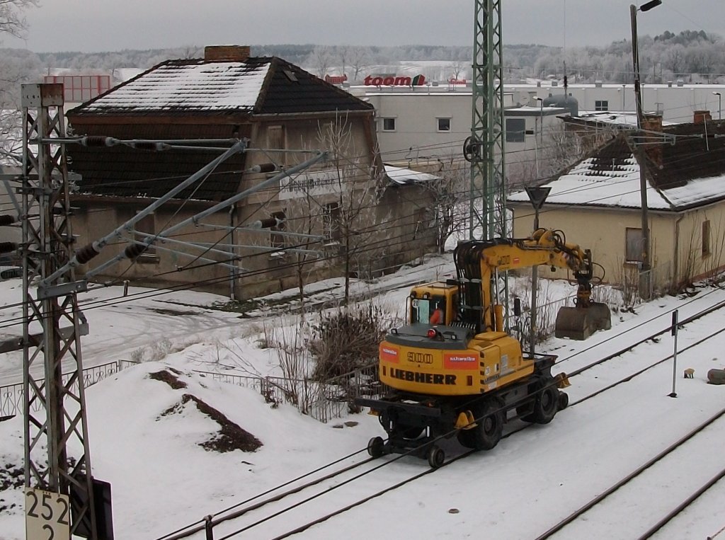 Neben dem alten Kleinbahnhof in Bergen/R�gen stand am 08.Dezember 2010 dieser Zweiwegebagger.
