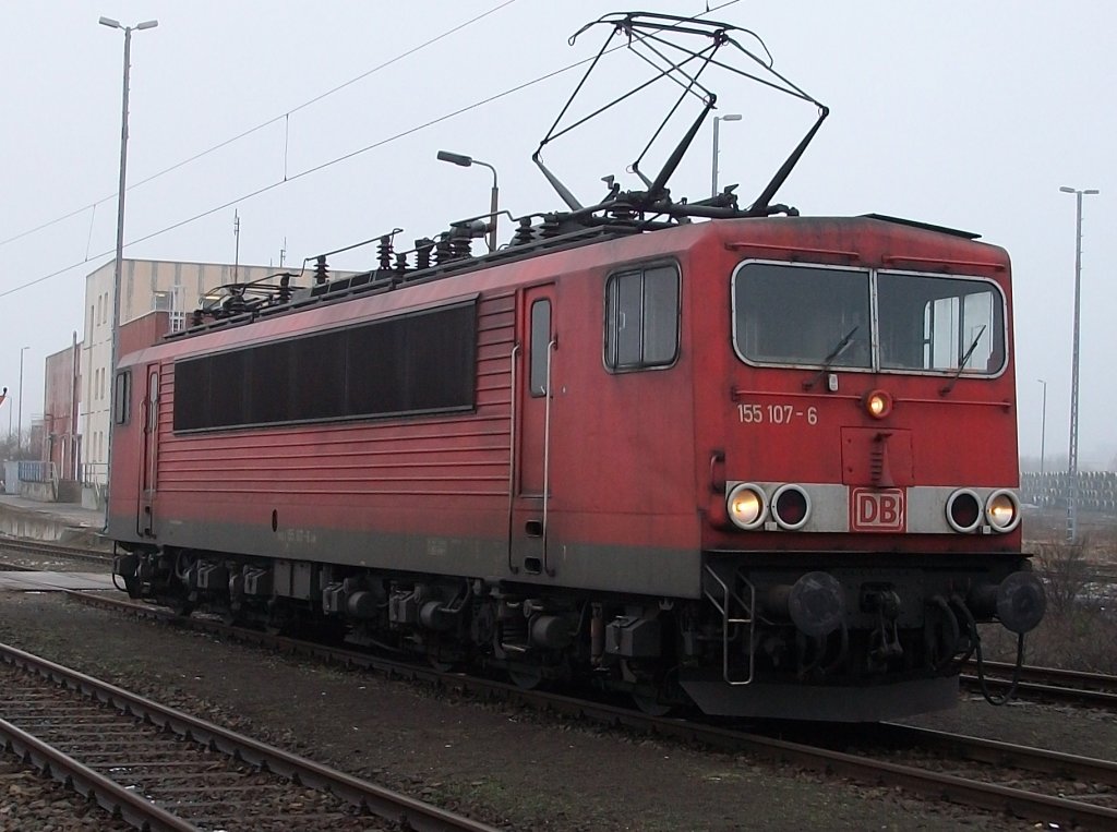 Neben dem Fahrdienstleiterstellwerk in Mukran wartete 155 107 am 02.Februar 2011.