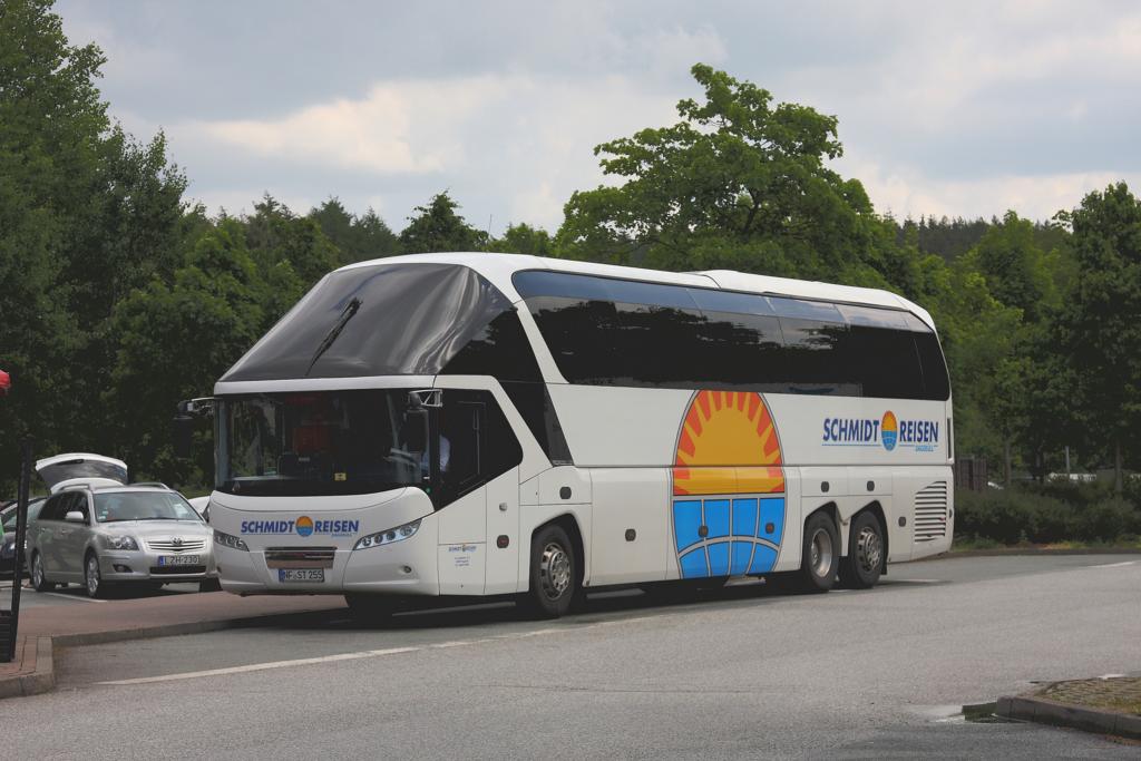Neoplan der Fa. Schmidt Reisen, Herford
aufgenommen am 8.6.2012 bei Flensburg.