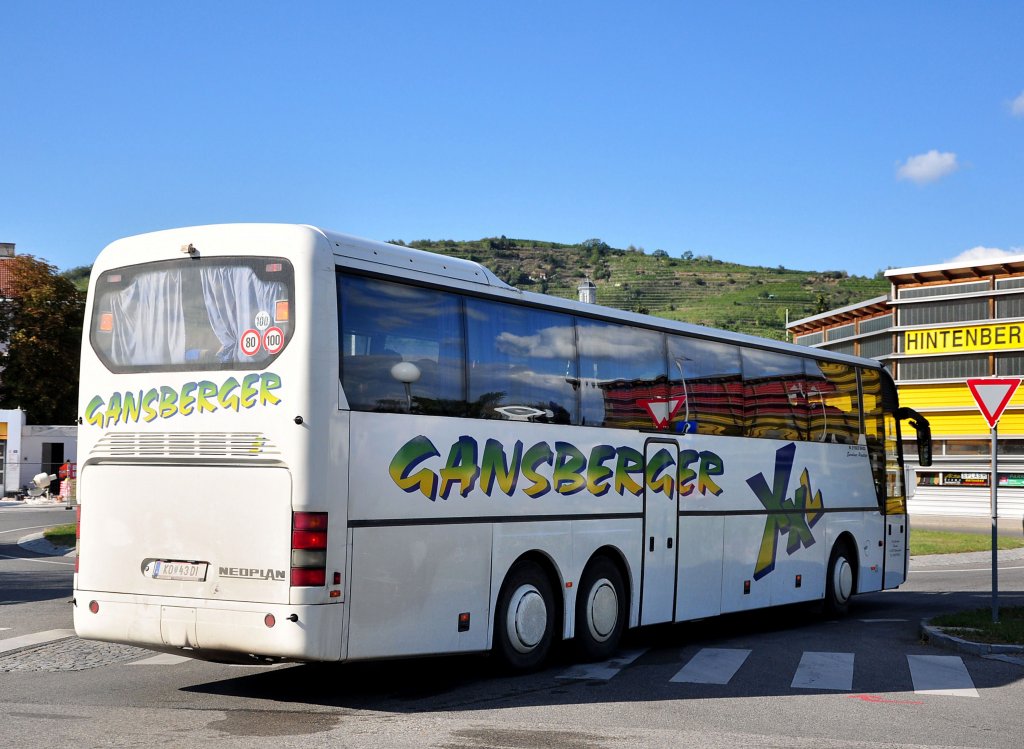 NEOPLAN N 316/3 SHDL EUROLINER PRESTIGE von GANSBERGER Reisen aus Nieder�sterreich im September 2012 in Krems an der Donau unterwegs.