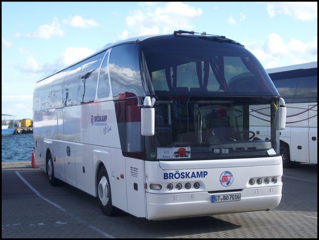 Neoplan Starliner von Br�skamp aus Deutschland im Stadthafen Sassnitz.