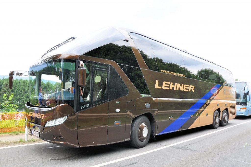 NEOPLAN STARLINER von LEHNER Reisen aus �sterreich bei der Airpower13 in Zeltweg/28.6.2013.