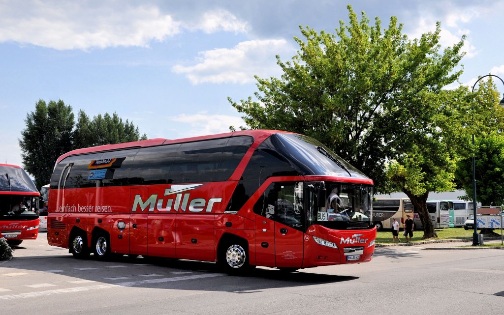NEOPLAN STARLINER von M�LLER Reisen aus der BRD am 13.7.2013 in Krems an der Donau.
