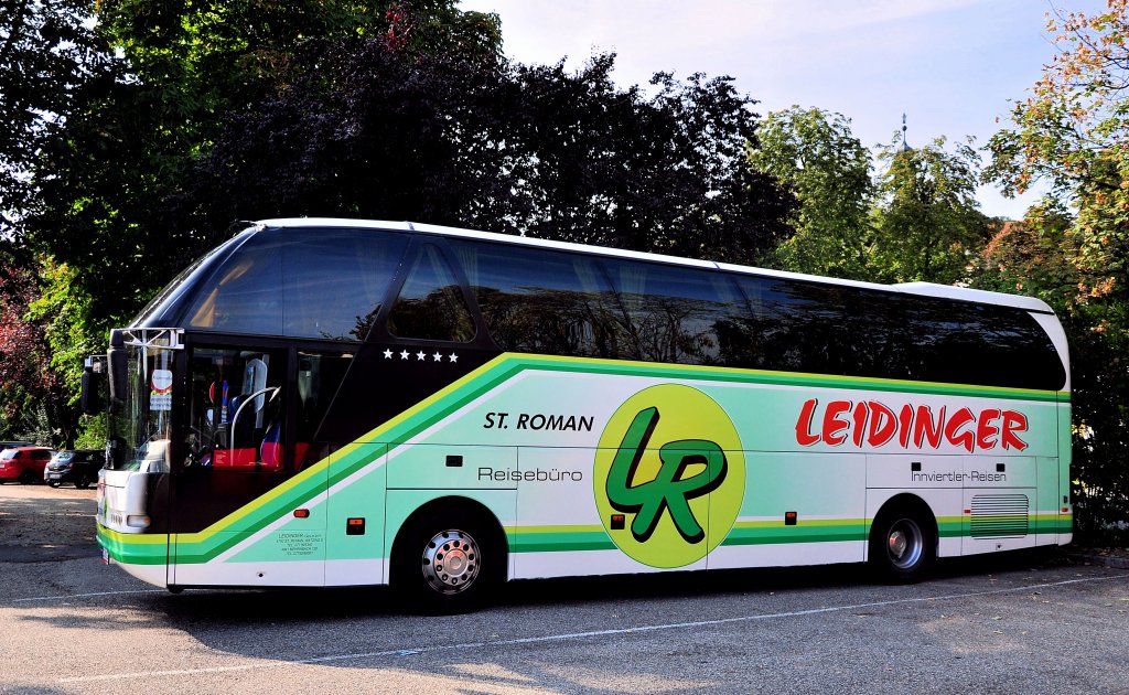 NEOPLAN STARLINER vom Reiseb�ro LEIDINGER aus �sterreich am 23.9.2012 in Krems gesehen. 