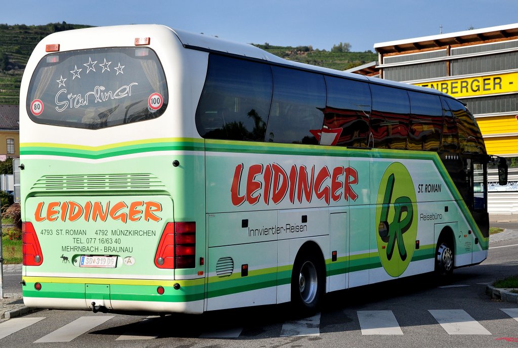 NEOPLAN STARLINER vom Reiseb�ro LEIDINGER aus �sterreich am 23.9.2012 in Krems gesehen. 