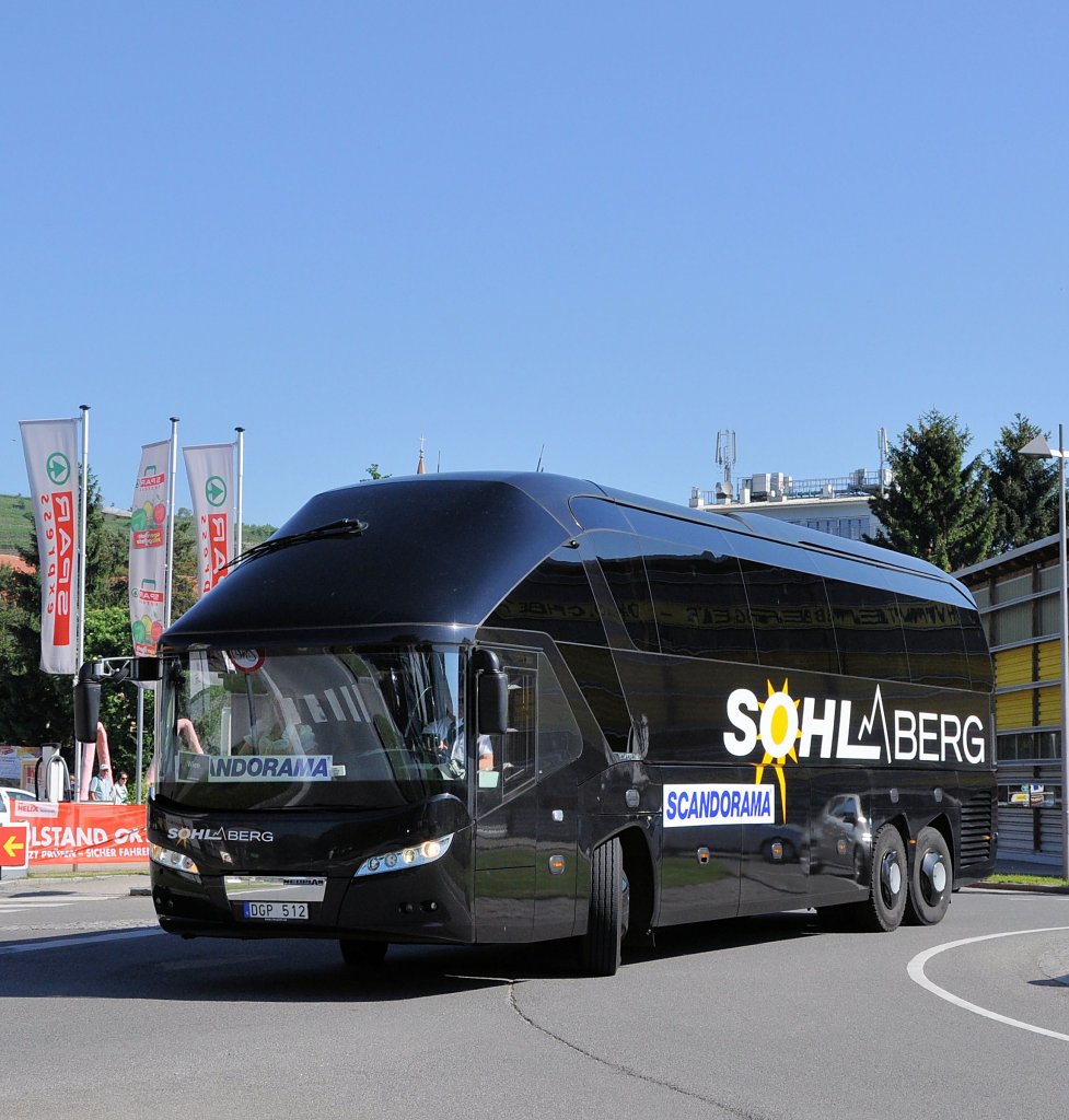 NEOPLAN STARLINER von SOHLBERG aus Schweden am 15.5.2013 in Krems an der Donau.